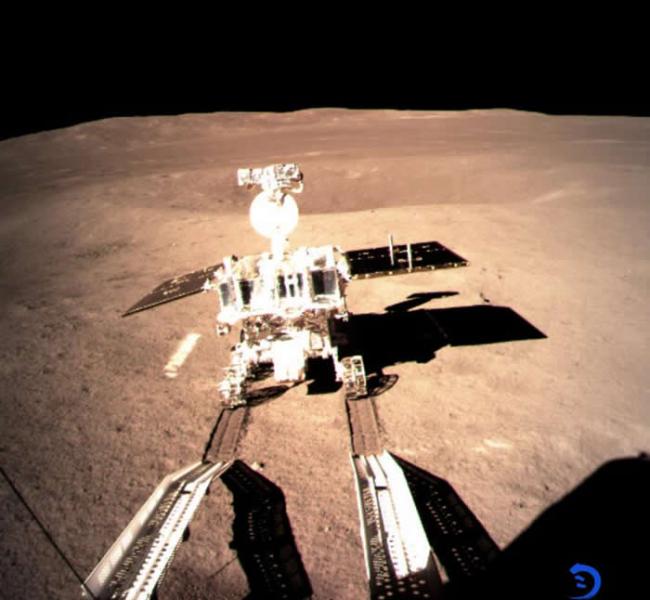 嫦娥四号在台湾时间1月3日上午10点26分成功在月球背面着陆，成为第一艘登陆月球背面的宇宙飞船。 在将近十小时后，嫦娥四号送出了玉兔二号月面车往冯． 卡门撞击坑