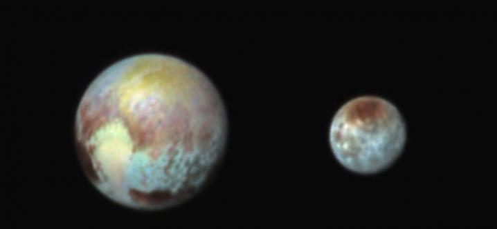 这张冥王星与冥卫一（凯伦）的假色合成影像将两者之间的差异夸大，以便观察。新视野号上配备了一台名为Ralph的可见光和红外相机，相机上的滤镜揭露了心形区域中，颜色