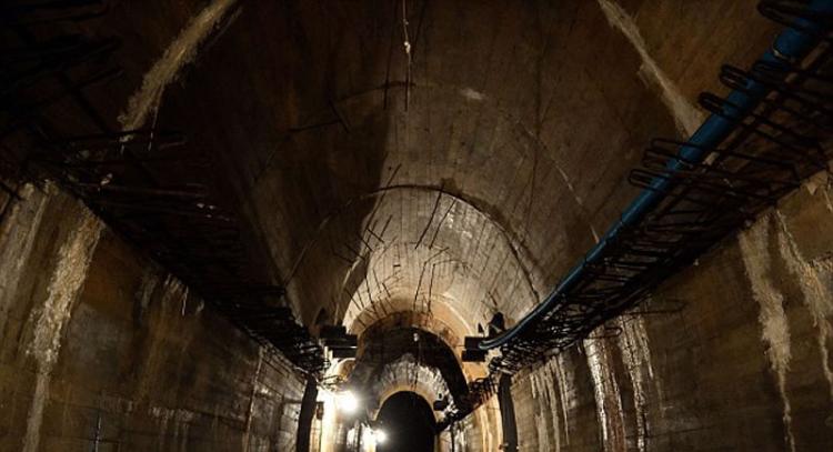 鲍威尔认为，琥珀屋可能藏身于在波兰瓦乌布日赫（Walbrzych）附近隧道中发现的纳粹黄金列车上。