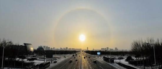 哈尔滨昨日出现罕见的日晕奇观