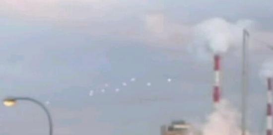 视频显示大阪上空有10个发白光的球形不明飞行物