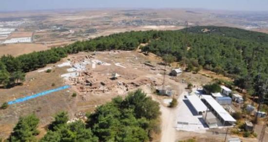 印章和护身符的发现地点位于土耳其的杜鲁克-巴巴-特佩希（Dülük Baba Tepesi）山区。在一个方圆500平方米的区域内，研究人员展开挖掘