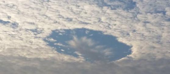深圳南山区更有人摄得“鸳鸯云”如白云中间出现一圆洞。