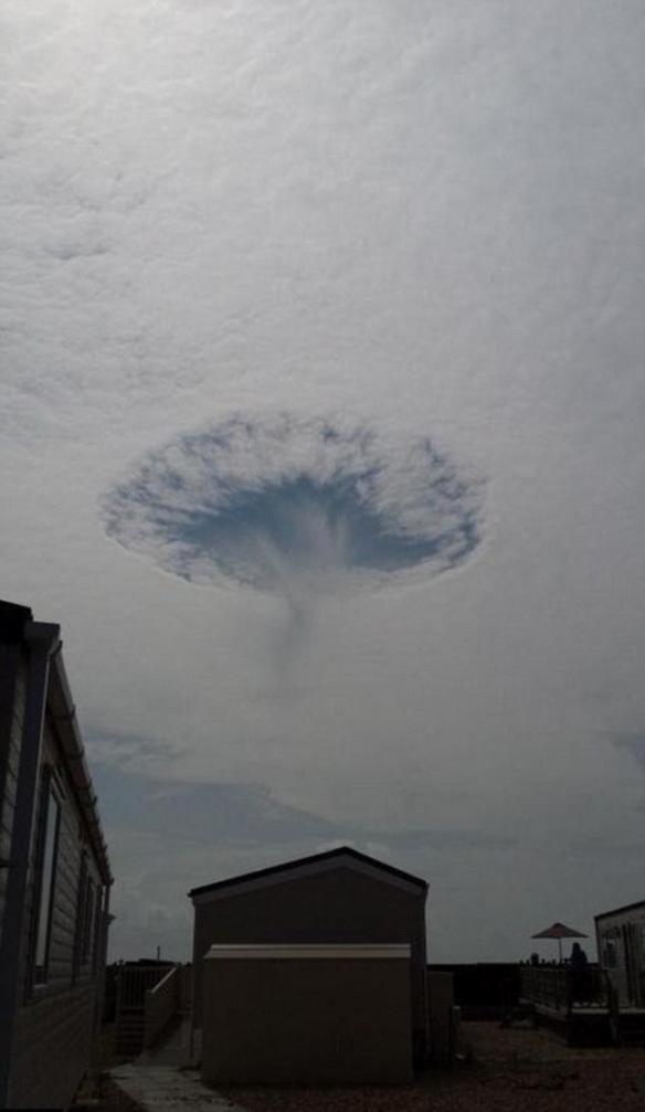 英国天空惊现巨大“云洞” 实际上是穿洞云或雨幡洞云