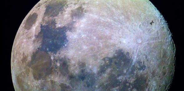 国际空间站掠过月球表面仅0.33秒时间，因此拍摄这张照片必须精确无误。