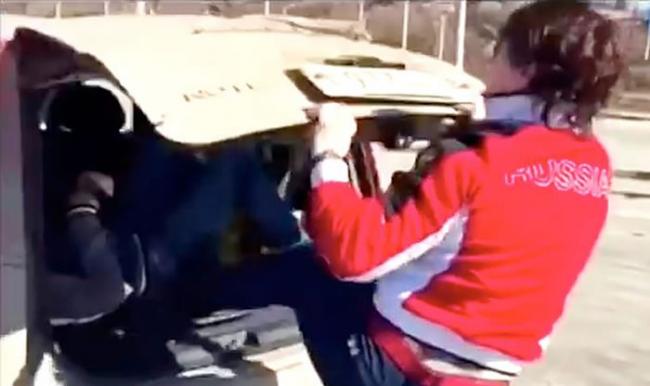 俄罗斯男子开车挑衅女大力士 被直接扛上肩膀塞进后车厢