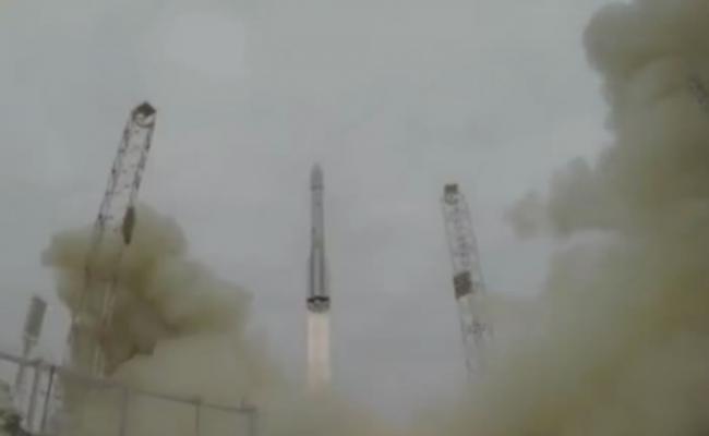 火箭搭载两个探测器顺利升空。