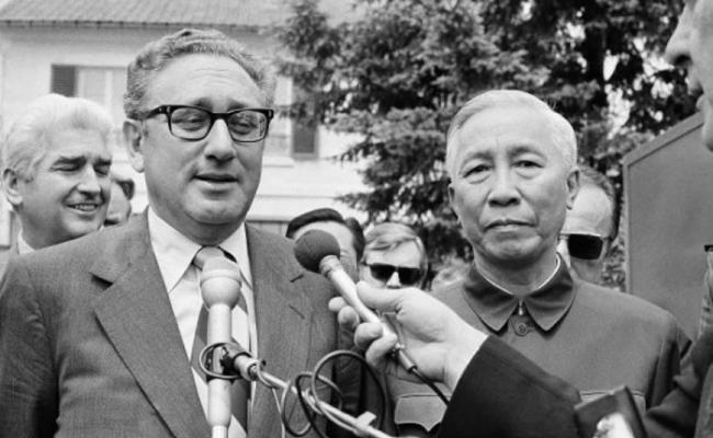 前越南领导人黎德寿（右）曾与美国国务卿基辛格（左）共同获得和平奖，但却拒绝接受。