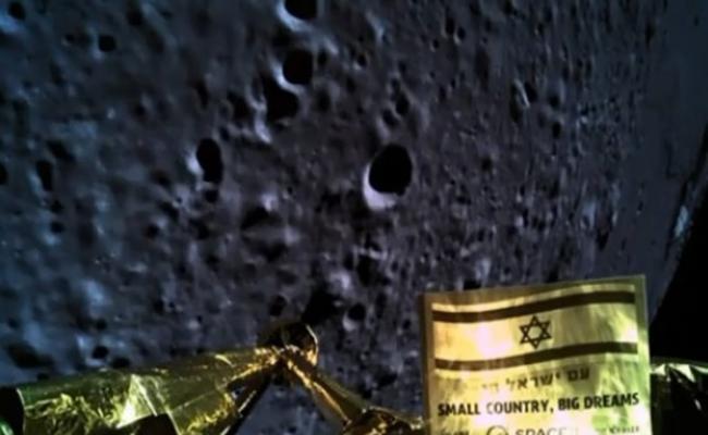 探测器准备降落月球时曾进行自拍，显示“小国家、大梦想”的字样。