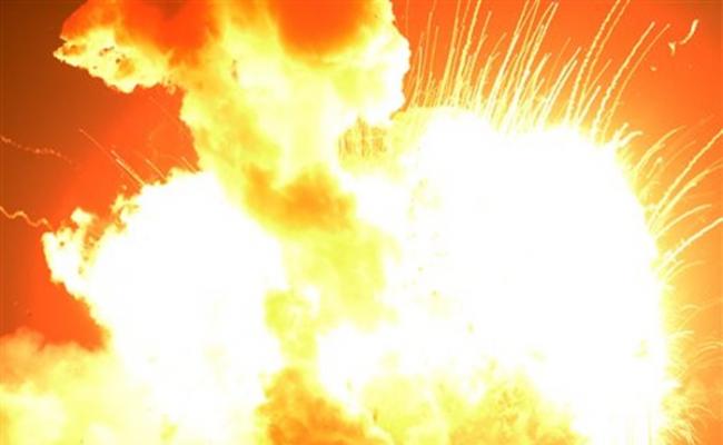 爆炸威力强劲，火箭化为一个巨大火球。