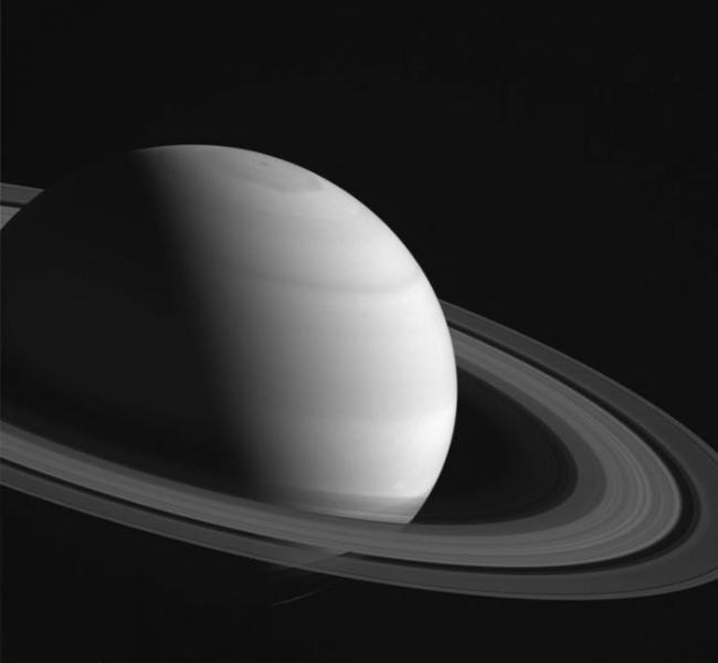 从这张卡西尼号所拍摄的照片中，可以看到土星最著名的土星环，和让科学家伤透脑筋的北极六角型喷流。 PHOTOGRAPH BY NASA/JPL-CALTECH/S
