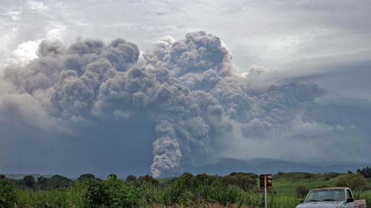 火峰火山爆发，远处可见火山灰。