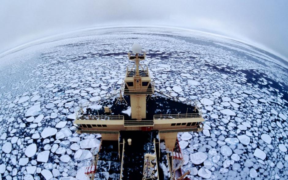 破冰船「Nathaniel B. Palmer 号」穿越南极洲附近的荷叶冰。摄影：Maria Stenzel, National Geographic Crea