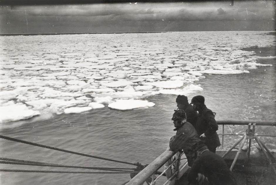 1910年12月，罗伯特・史考特率队前往南极探险时，船员在Terra Nova 号的甲板上看着荷叶冰。摄影：Herbert G. Ponting