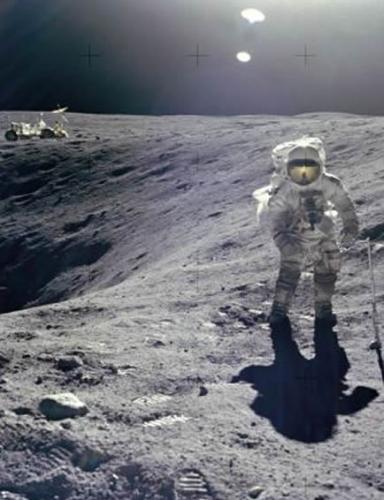 宇航员杜克在月球上行走