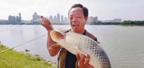 沈阳男子浑河成功钓上一条85厘米长、近18斤重的大鲤鱼