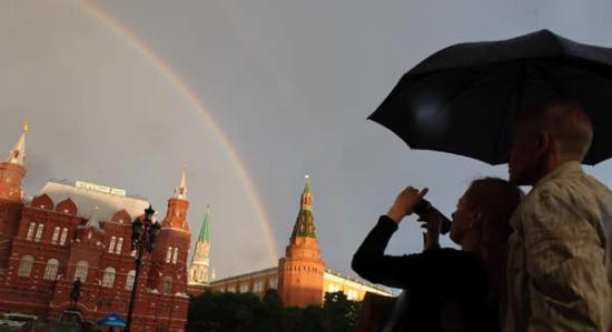 一道彩虹跨越俄罗斯首都莫斯科红场上空