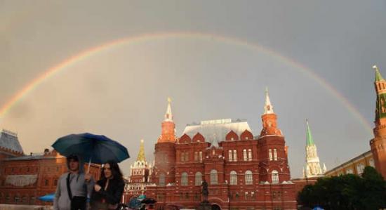 一道彩虹跨越俄罗斯首都莫斯科红场上空