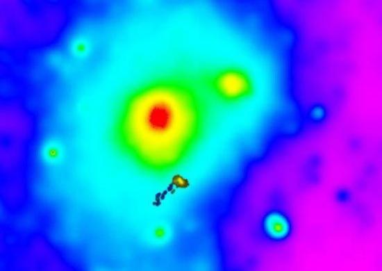 望远镜拍摄的IC 3418星系内部的气体物质分离的过程，形成了一个巨型“火球尾巴”