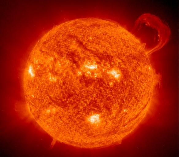 太阳耗尽自身氦燃料后，将膨胀成一个红巨星