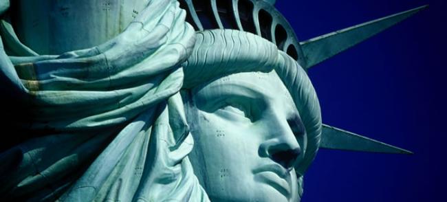 美国纽约自由女神像其实是男神