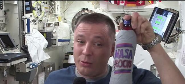 美国宇航员Jacj Fischer在国际空间站做实验 拍片记录自己饮杂果宾治过程