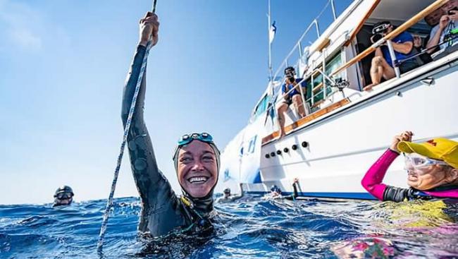 意大利自由潜水女选手祖西尼（Alessia Zecchini）一口气下潜107公尺突破极限再创世界纪录