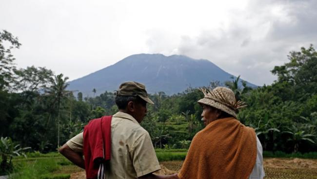 印尼巴里岛阿贡火山开始平静 居民仍深感不安