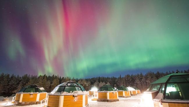 芬兰北极雪饭店招募“极光观测员” 看到极光赶快叫客人起床