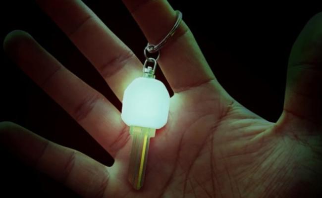 LED照明的智能门匙，免去摸黑找匙孔的问题。