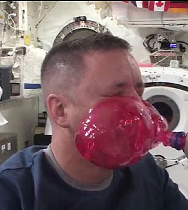 美国宇航员Jacj Fischer在国际空间站做实验 拍片记录自己饮杂果宾治过程