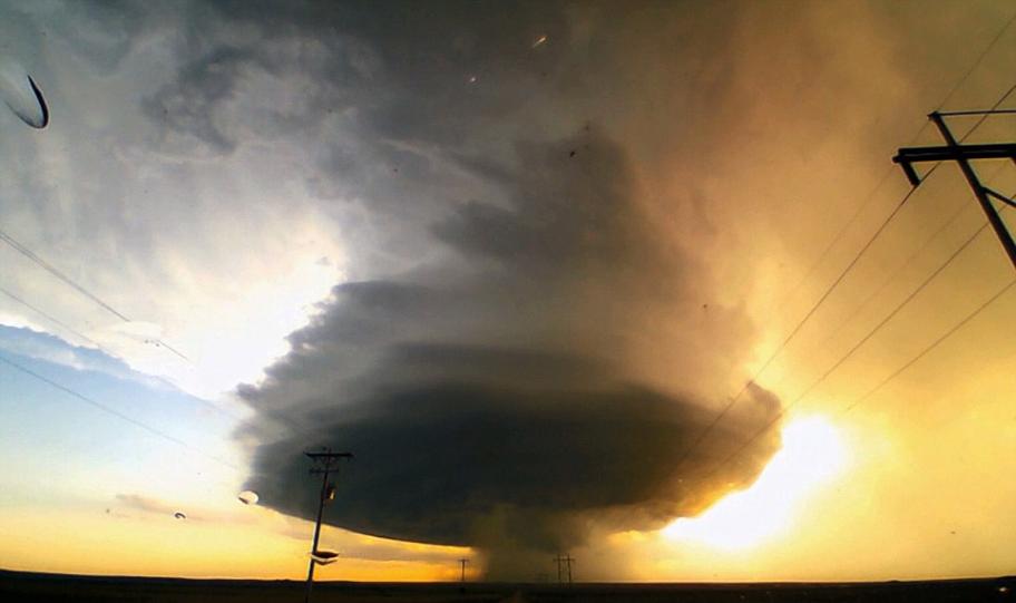 极端天气爱好者Robert Sinner用镜头捕捉超级旋转雷暴天气的演变过程