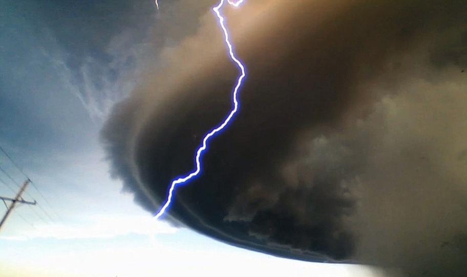 极端天气爱好者Robert Sinner用镜头捕捉超级旋转雷暴天气的演变过程
