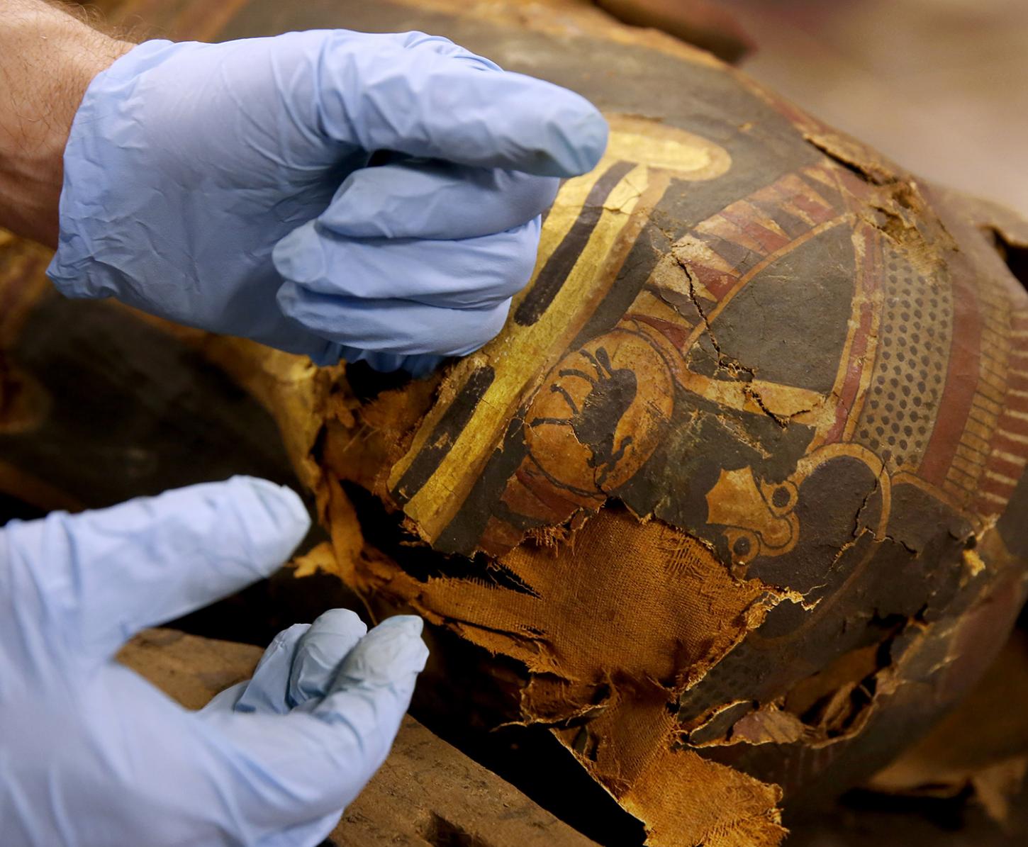 美国芝加哥菲尔德博物馆打开“祭司之子”木乃伊棺材