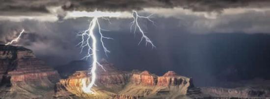 闪电击中美国亚利桑那州大峡谷的壮观美景
