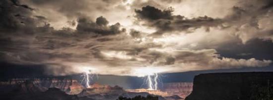闪电击中美国亚利桑那州大峡谷的壮观美景