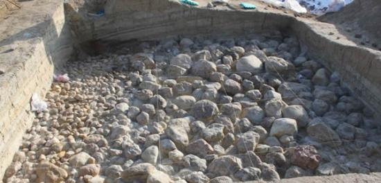 石铺地面，西侧由大块砾石铺成，东侧由小块砾石铺成。