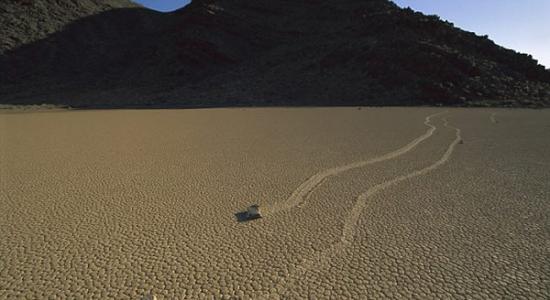 美国加利福尼亚州死亡谷石头自行漂移