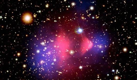子弹星系团是暗物质存在的证据之一，科学家认为暗物质粒子可能为大质量弱相互作用粒子