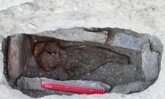 考古人员发现这具变成木乃伊的婴儿尸体