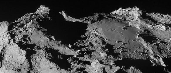 利用“罗塞塔”号探测器3月28日拍摄的2幅照片拼接的一幅图像，展示了67P彗星的惊人地貌。拍照时，“罗塞塔”号距这颗彗星12英里（约合19.9公里），解析度达到