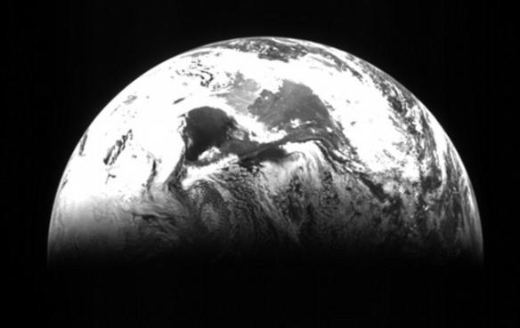 最近，欧洲航天局公布了“罗塞塔”号在飞往67P彗星的漫长旅途中拍摄的大量照片，其中包括在进行引力辅助机动时拍摄的地球和火星照片。照片展示了“罗塞塔”号2005年
