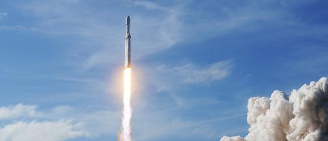 SpaceX成功发射携带西班牙地球观测卫星Paz的“猎鹰9号”火箭