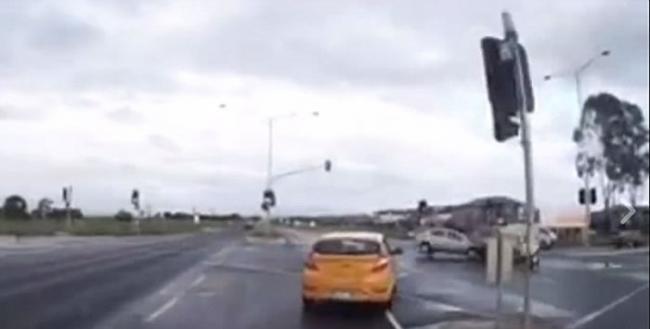 离奇车祸：澳洲墨尔本幽灵轿车凭空出现擦撞小货车