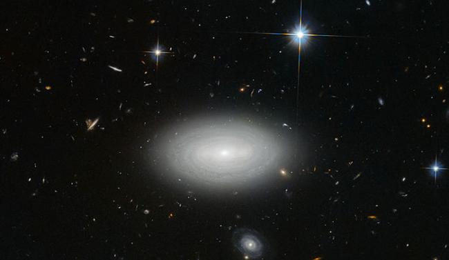 在宇宙中，星系一般会集群出现，如果有某个落单的星系存在，那么是一个罕见的现象