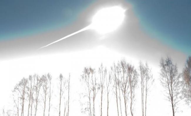 直径约17米的彗星坠落莫斯科以东约1500公里远的车里雅宾斯克(Chelyabinsk)，在距离地面约25公里的上空爆炸，造成约1500人受伤和7000个建筑物