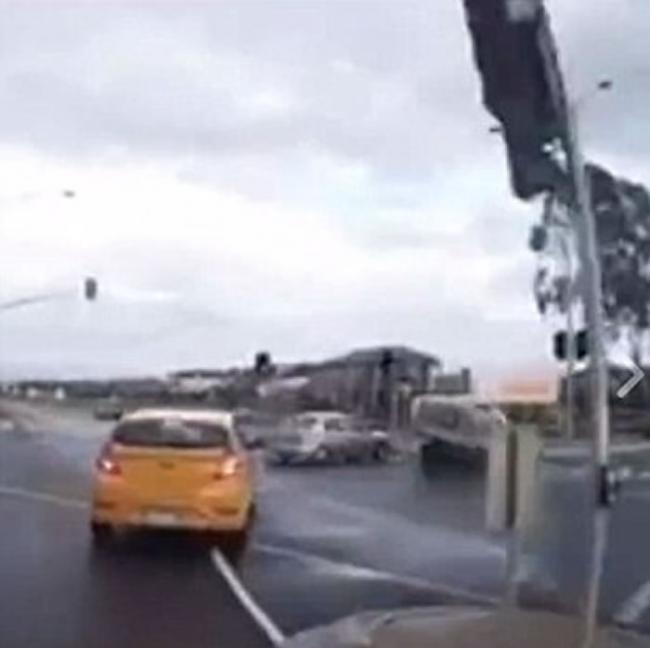 离奇车祸：澳洲墨尔本幽灵轿车凭空出现擦撞小货车