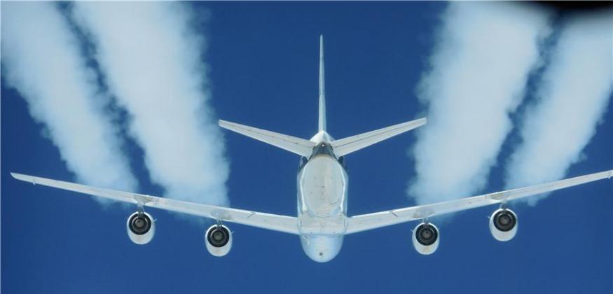 一架DC-8飞机进行替代燃料实验，研究其对尾迹和巡航排放的影响。