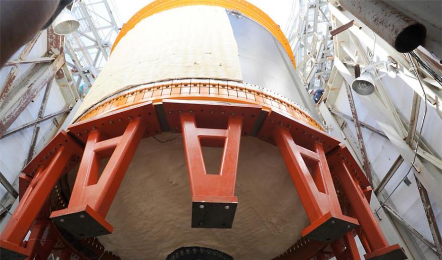 直径18英尺（约合5.5米）的复合低温槽，在马歇尔太空飞行中心被放上到结构试验台。