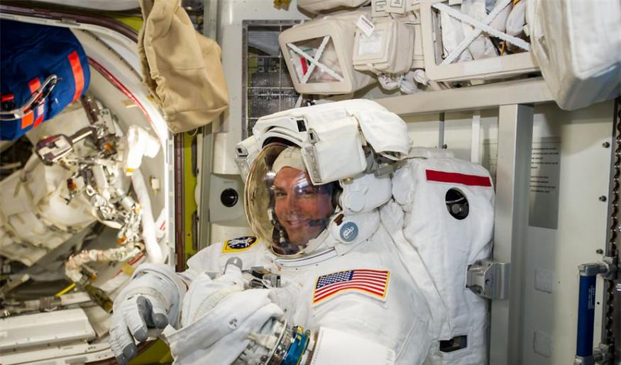 NASA宇航员里德・怀斯曼在出舱行走前进行检查。